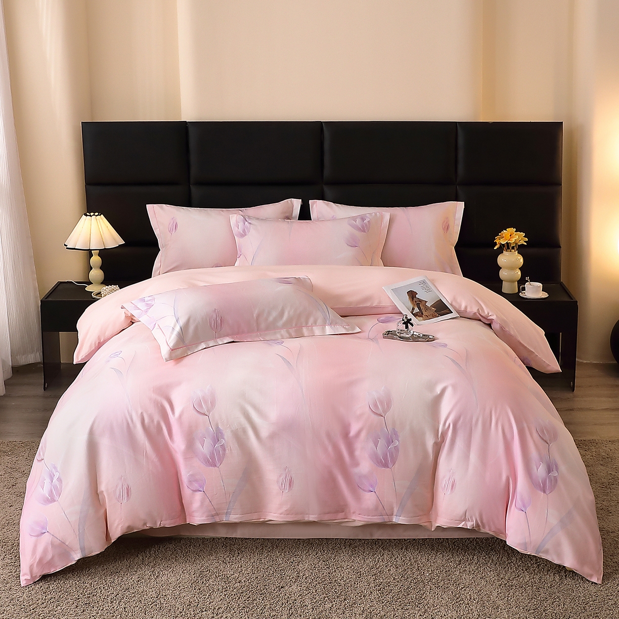 91家纺网 家纺一手货源 找家纺 馨雅家纺 2025新款全棉磨毛数码印花四件套 一隅花町-粉