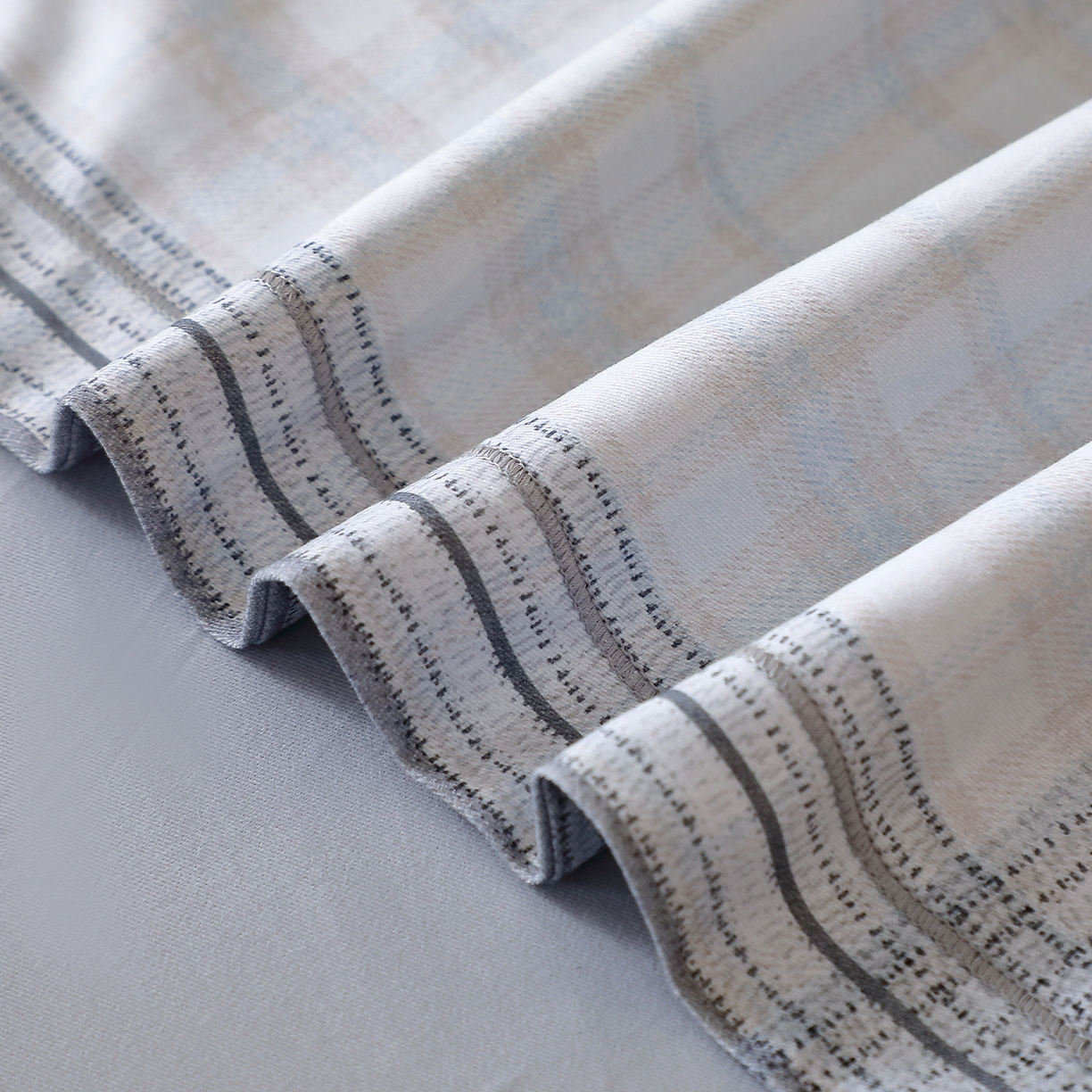 91家纺网 家纺一手货源 找家纺 馨雅家纺 2025新款全棉磨毛数码印花单品被套 遇见-灰