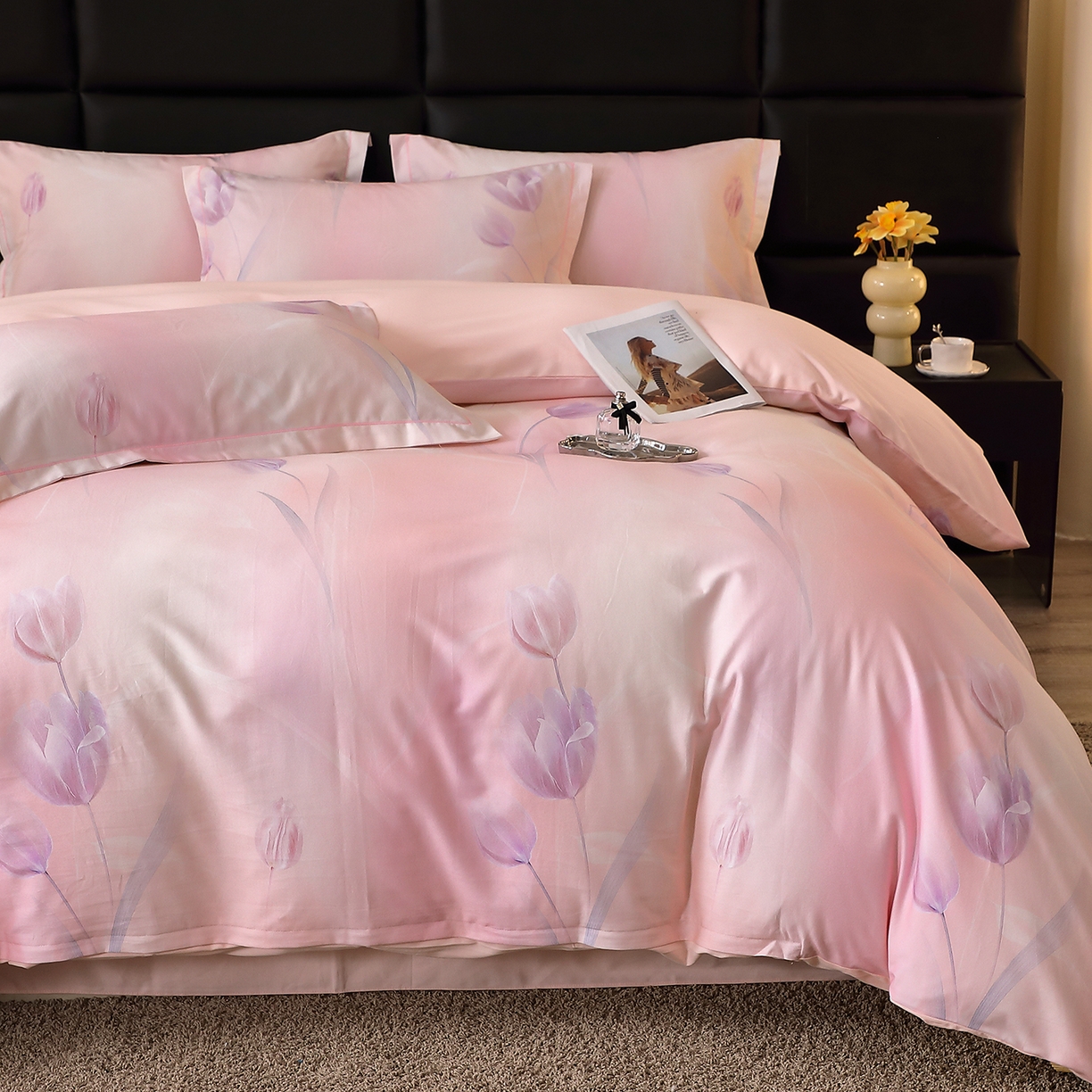 91家纺网 家纺一手货源 找家纺 馨雅家纺 2025新款全棉磨毛数码印花四件套 一隅花町-粉