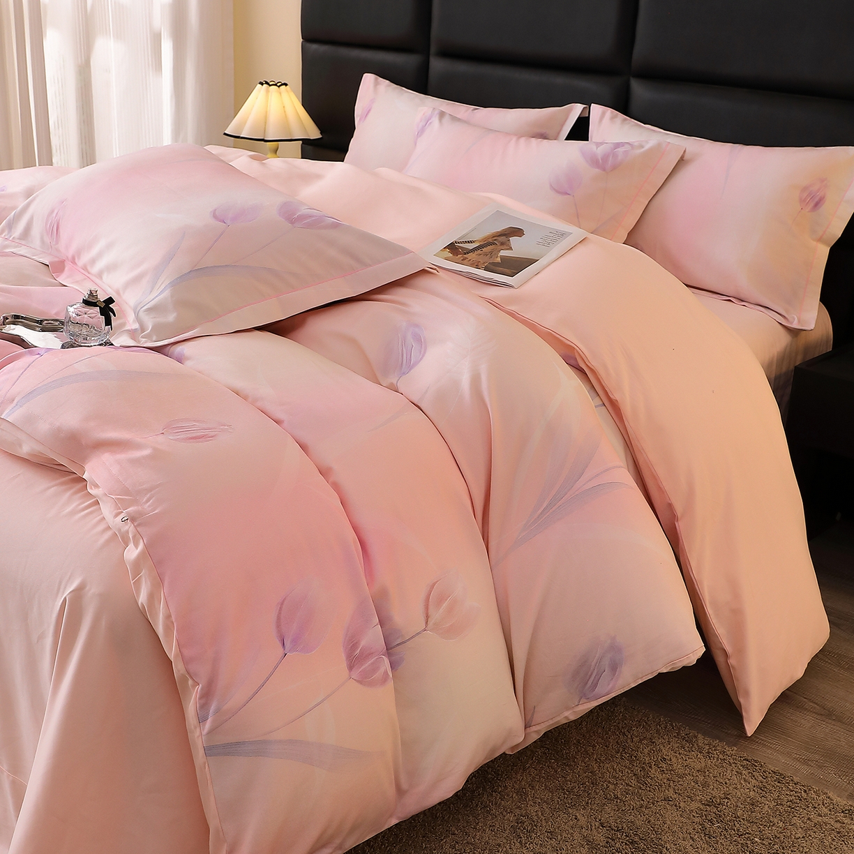 91家纺网 家纺一手货源 找家纺 馨雅家纺 2025新款全棉磨毛数码印花四件套 一隅花町-粉