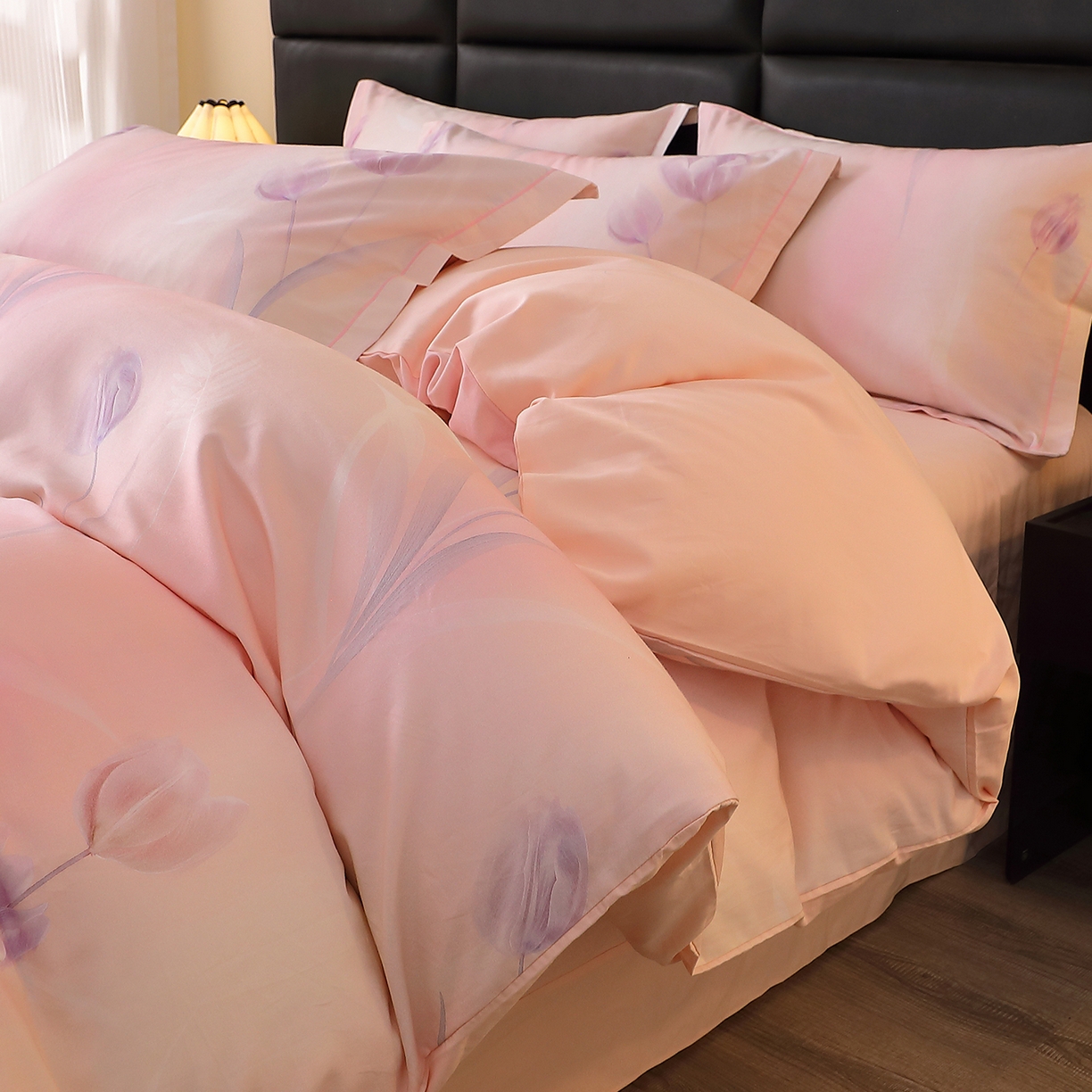 91家纺网 家纺一手货源 找家纺 馨雅家纺 2025新款全棉磨毛数码印花四件套 一隅花町-粉