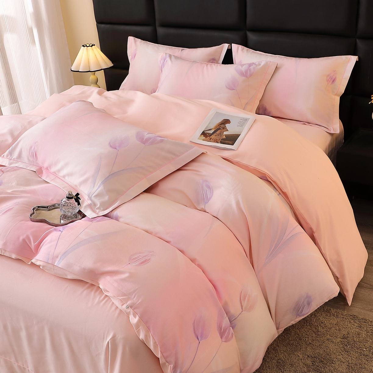 91家纺网 家纺一手货源 找家纺 馨雅家纺 2025新款全棉磨毛数码印花四件套 一隅花町-粉