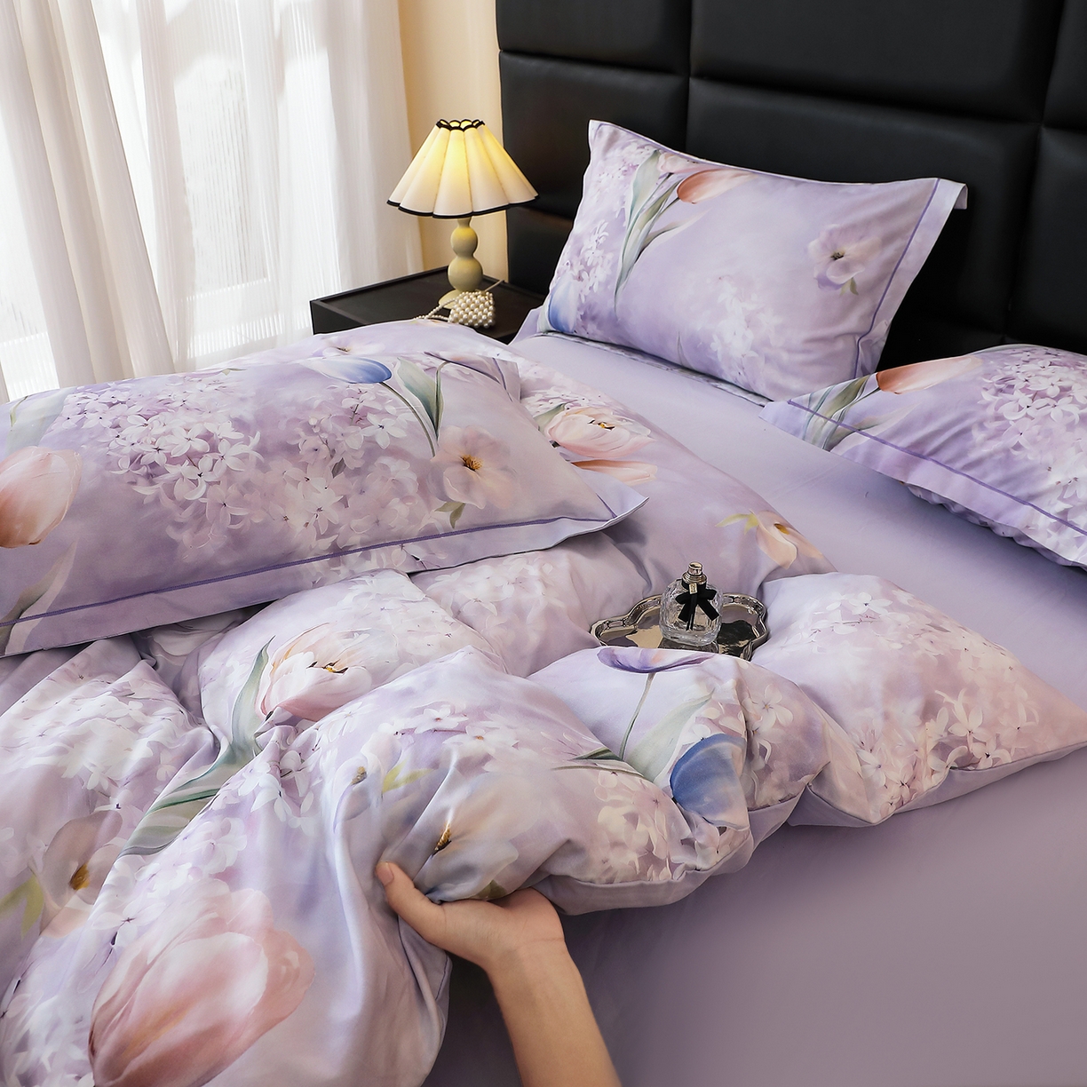 91家纺网 家纺一手货源 找家纺 馨雅家纺 2025新款全棉磨毛数码印花四件套 郁花町-紫