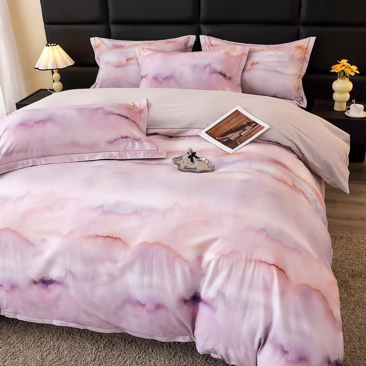 91家纺网 家纺一手货源 找家纺 馨雅家纺 2025新款全棉磨毛数码印花四件套 云霞-粉