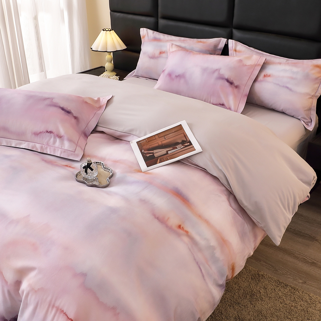 91家纺网 家纺一手货源 找家纺 馨雅家纺 2025新款全棉磨毛数码印花四件套 云霞-粉