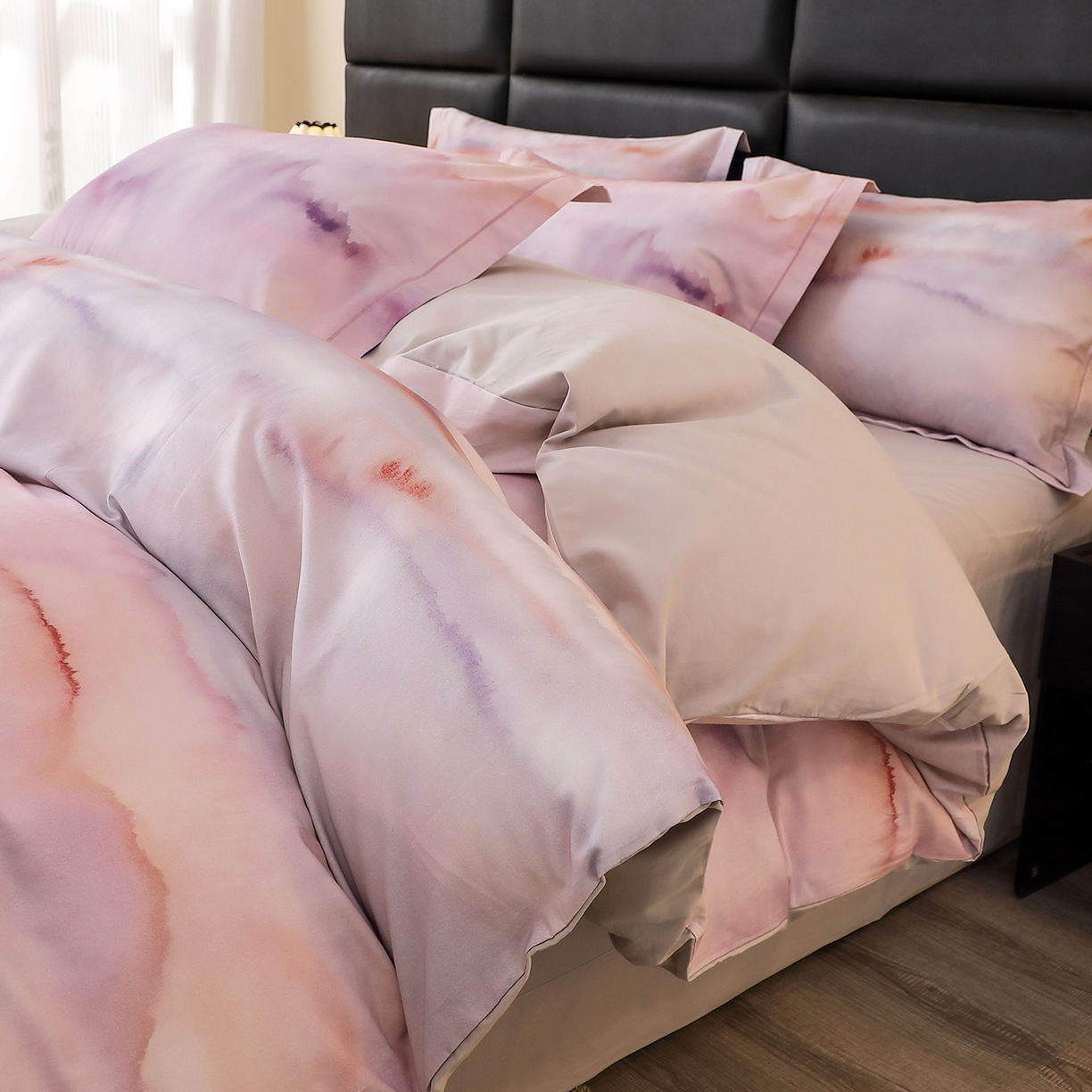 91家纺网 家纺一手货源 找家纺 馨雅家纺 2025新款全棉磨毛数码印花四件套 云霞-粉