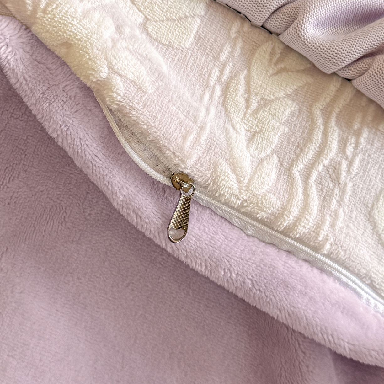 91家纺网 家纺一手货源 找家纺 民新家纺 2025新款牛奶绒烂花花边款四件套 臻爱花园-浅紫