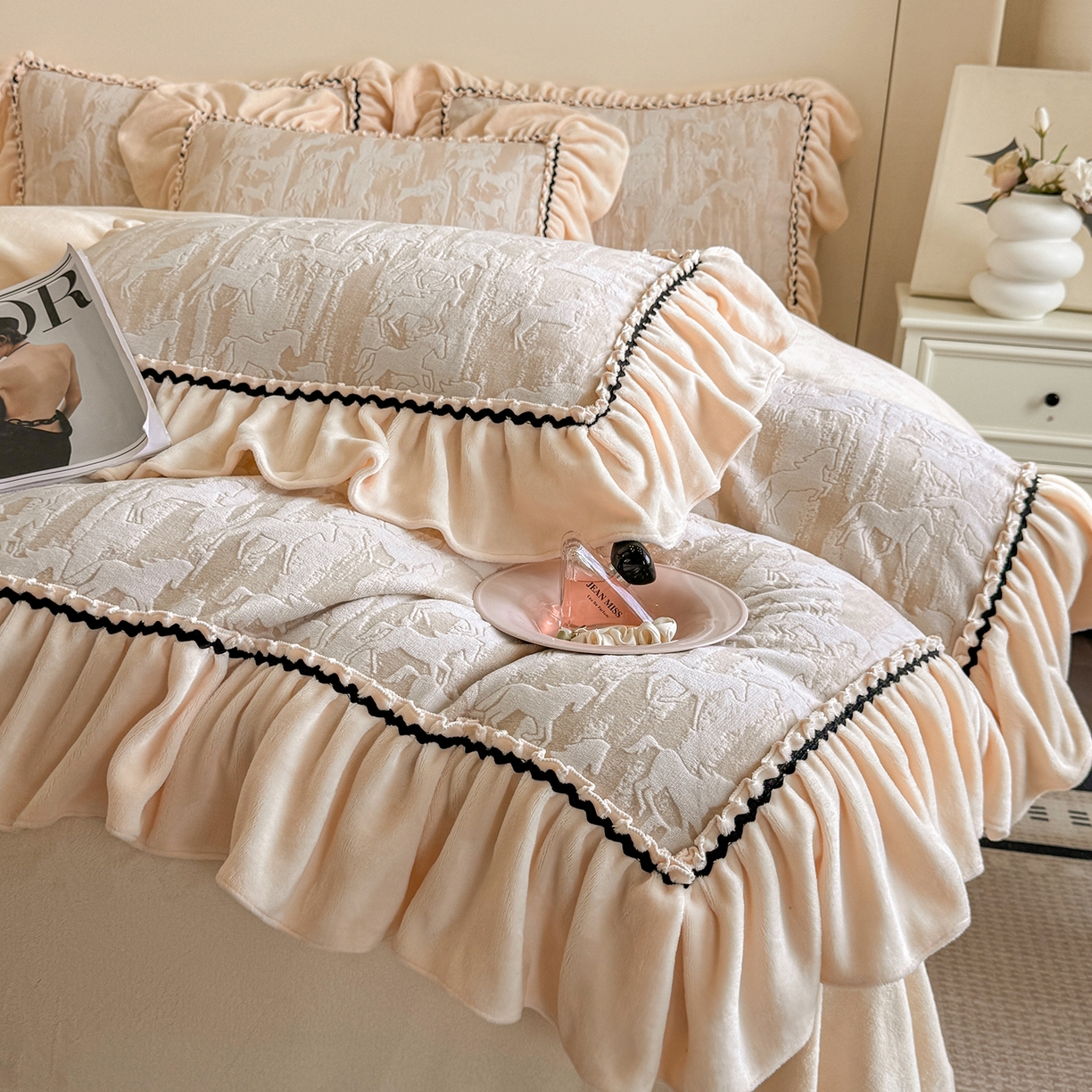 91家纺网 家纺一手货源 找家纺 民新家纺 2025新款牛奶绒烂花花边款四件套 马到成功 -浅米咖