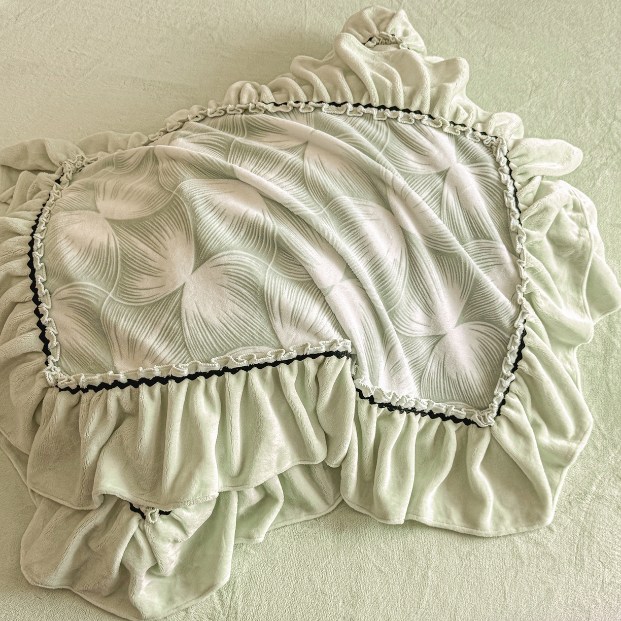 91家纺网 家纺一手货源 找家纺 民新家纺 2025新款牛奶绒烂花花边款四件套 叠影-浅绿