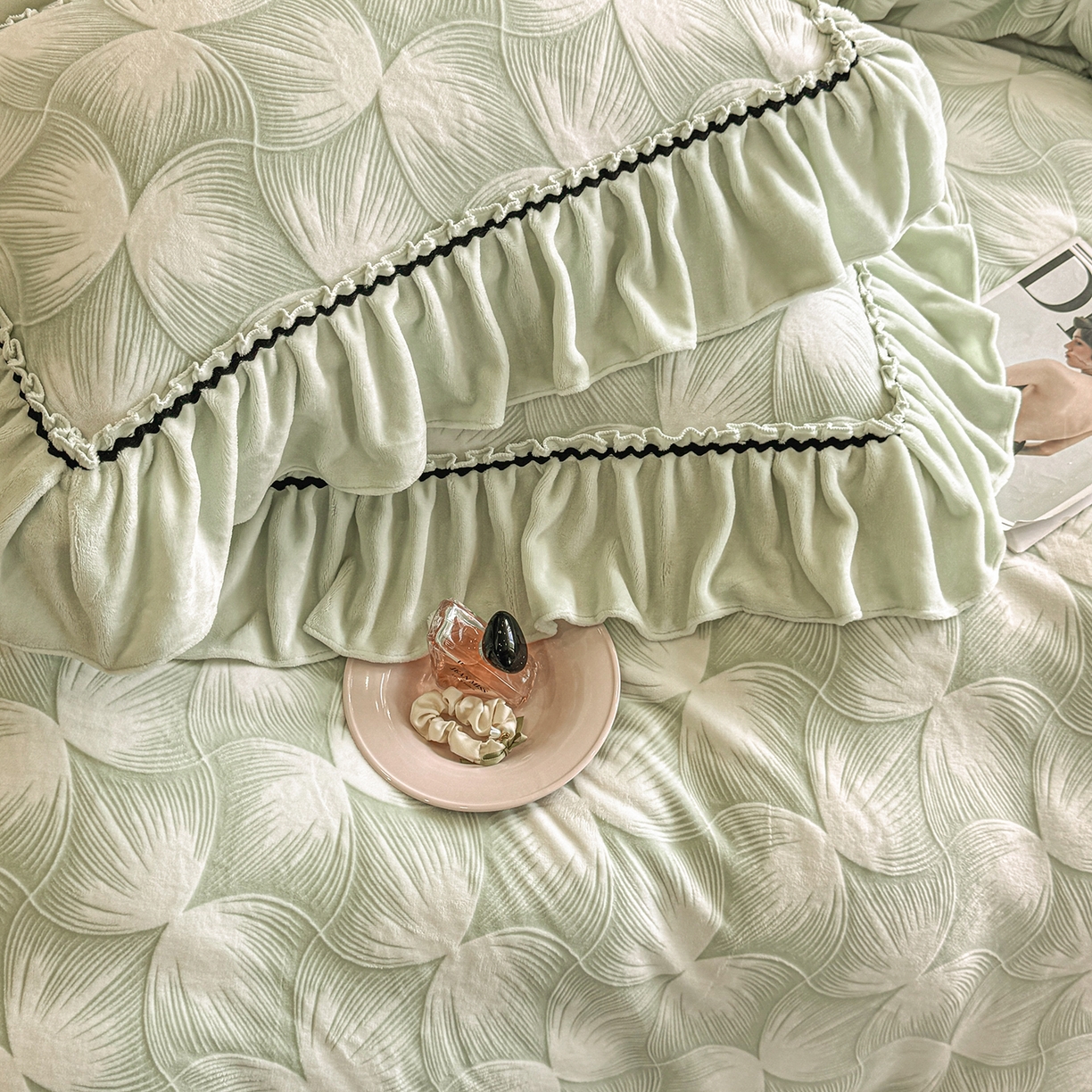 91家纺网 家纺一手货源 找家纺 民新家纺 2025新款牛奶绒烂花花边款四件套 叠影-浅绿