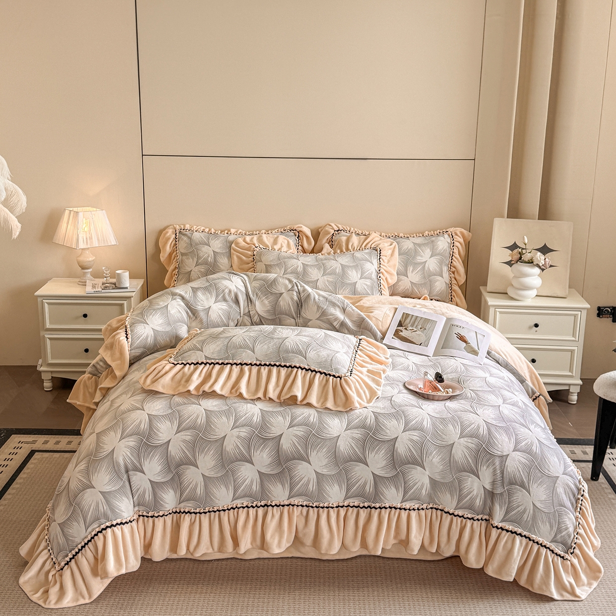 91家纺网 家纺一手货源 找家纺 民新家纺 2025新款牛奶绒烂花花边款四件套 叠影-浅灰