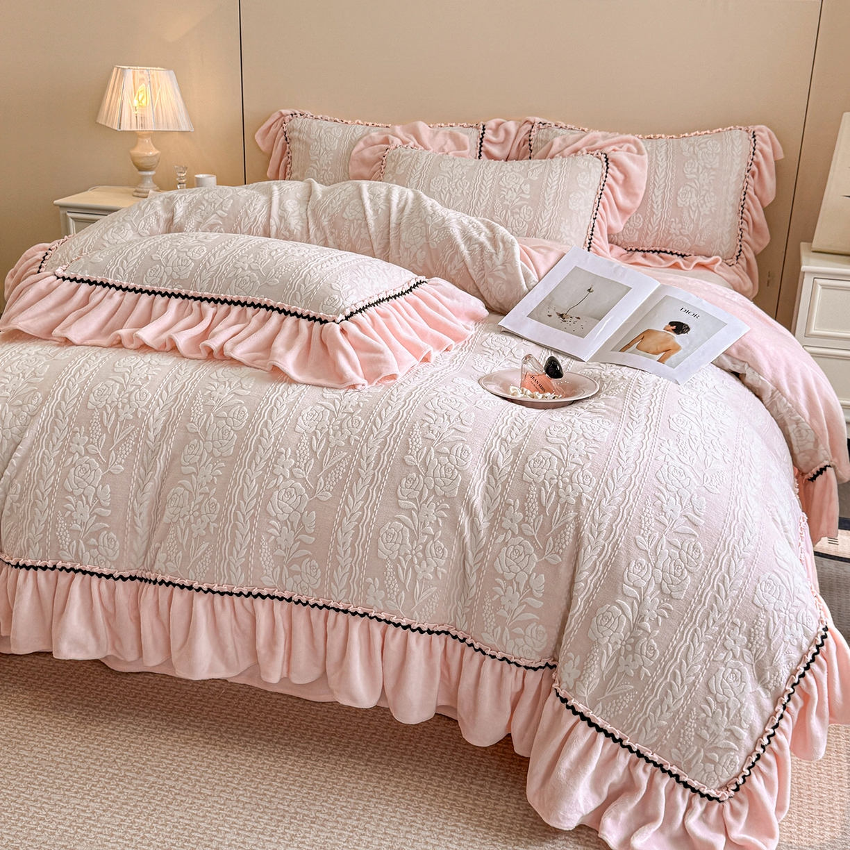 91家纺网 家纺一手货源 找家纺 民新家纺 2025新款牛奶绒烂花花边款四件套 臻爱花园 -浅粉