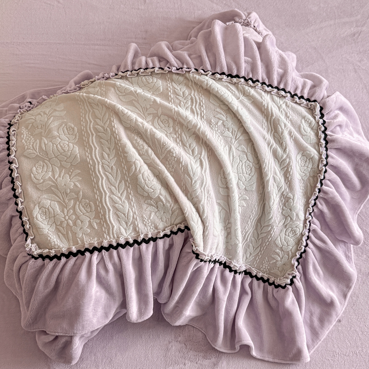 91家纺网 家纺一手货源 找家纺 民新家纺 2025新款牛奶绒烂花花边款四件套 臻爱花园-浅紫