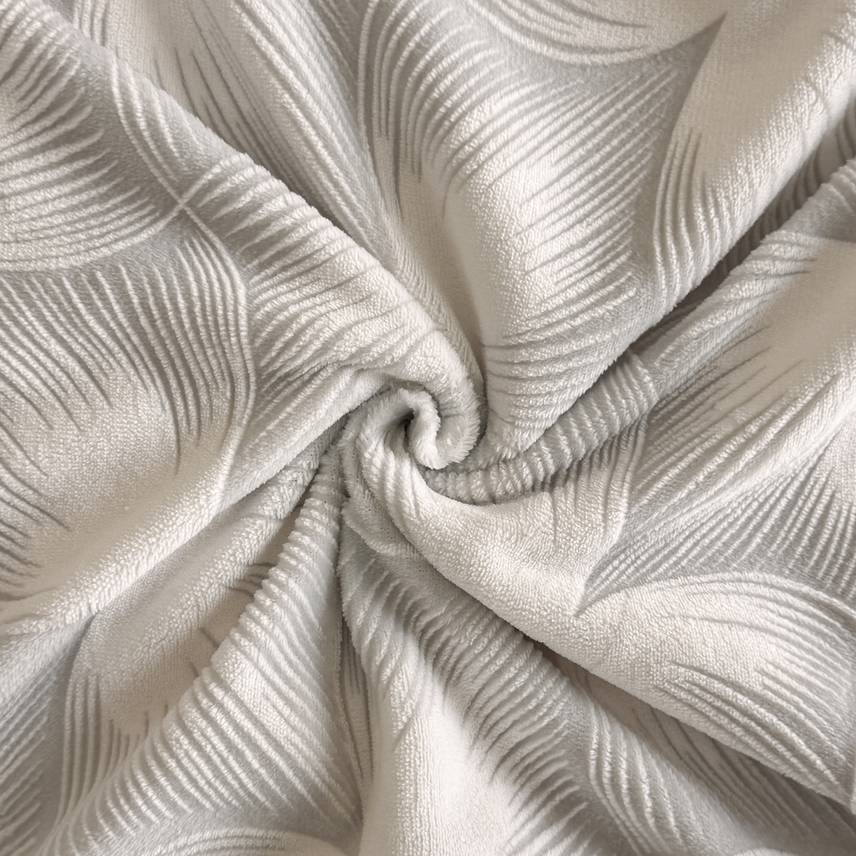 91家纺网 家纺一手货源 找家纺 民新家纺 2025新款牛奶绒烂花花边款四件套 叠影-浅灰