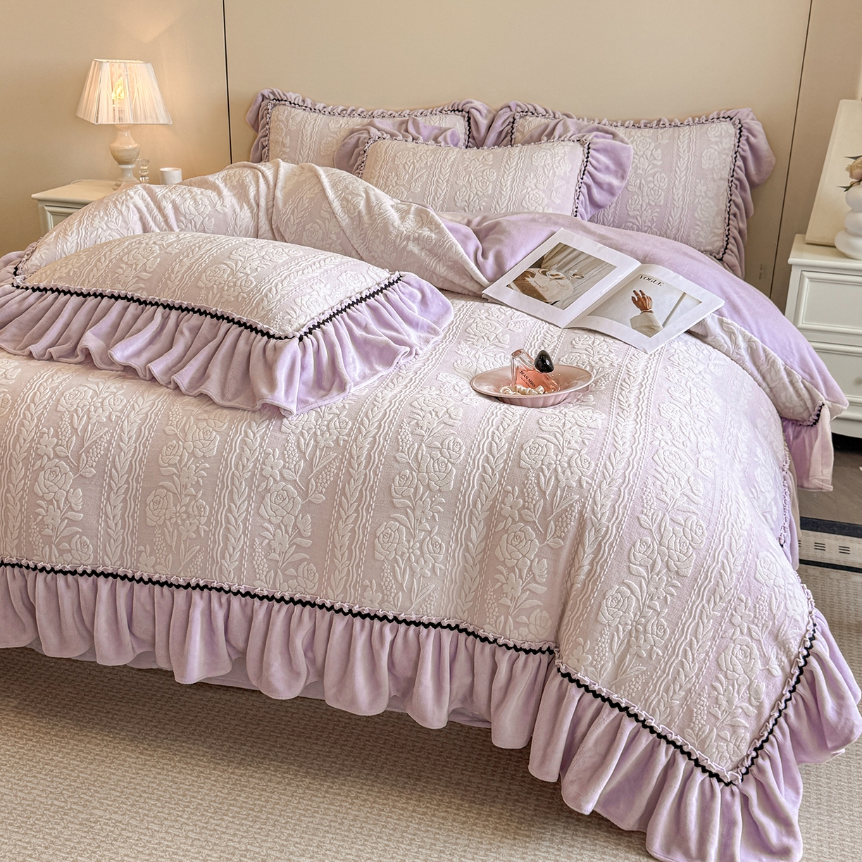 91家纺网 家纺一手货源 找家纺 民新家纺 2025新款牛奶绒烂花花边款四件套 臻爱花园-浅紫