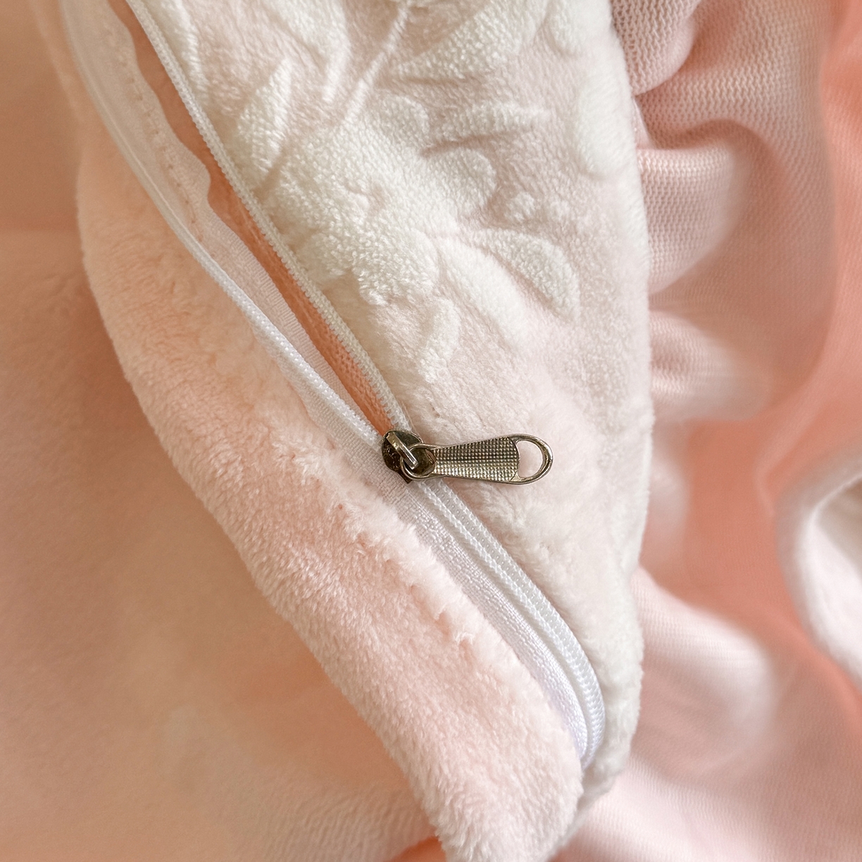 91家纺网 家纺一手货源 找家纺 民新家纺 2025新款牛奶绒烂花花边款四件套 臻爱花园 -浅粉