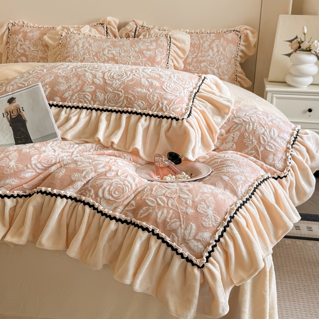 91家纺网 家纺一手货源 找家纺 民新家纺 2025新款牛奶绒烂花花边款四件套 蝶恋花 -暖粉