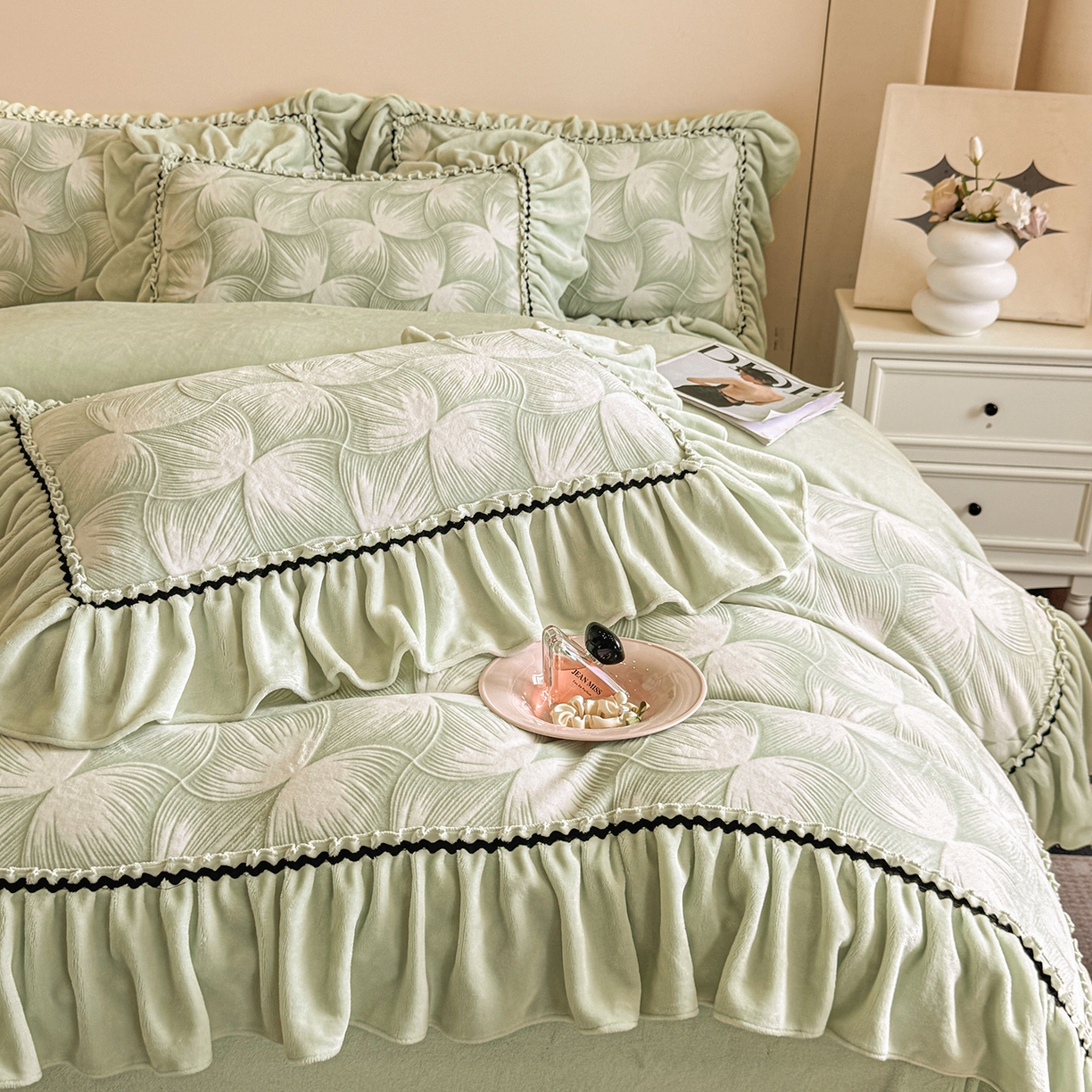 91家纺网 家纺一手货源 找家纺 民新家纺 2025新款牛奶绒烂花花边款四件套 叠影-浅绿