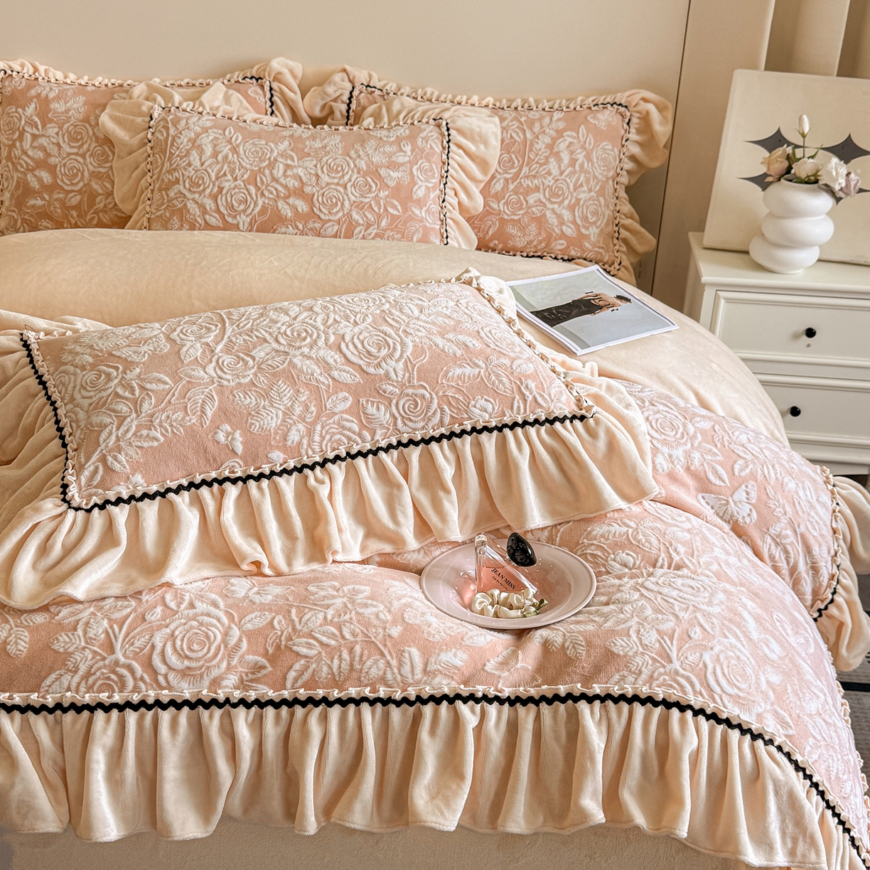 91家纺网 家纺一手货源 找家纺 民新家纺 2025新款牛奶绒烂花花边款四件套 蝶恋花 -暖粉