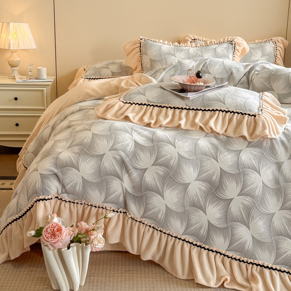 91家纺网 家纺一手货源 找家纺 民新家纺 2025新款牛奶绒烂花花边款四件套 叠影-浅灰