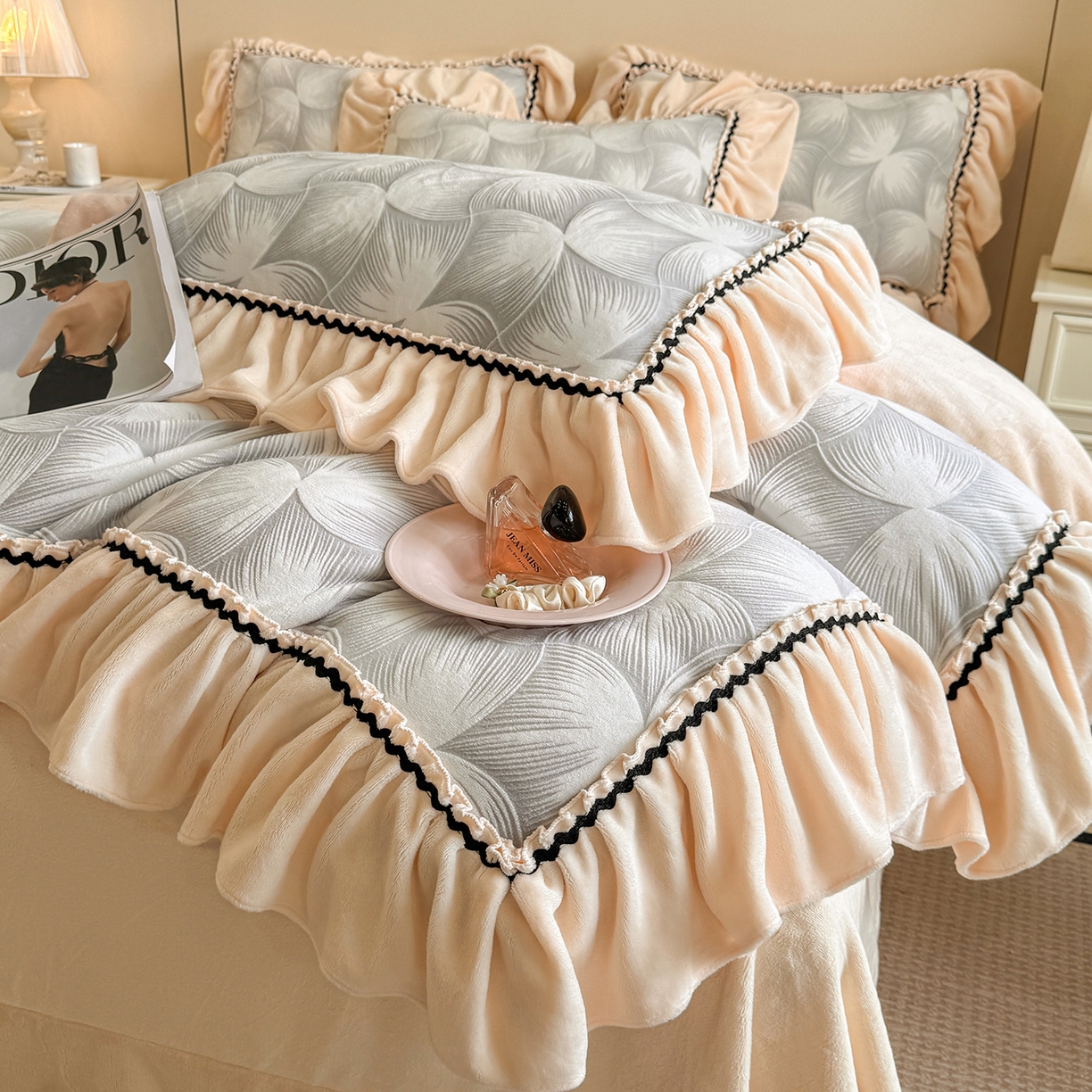 91家纺网 家纺一手货源 找家纺 民新家纺 2025新款牛奶绒烂花花边款四件套 叠影-浅灰