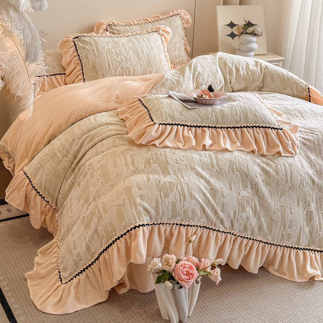 91家纺网 家纺一手货源 找家纺 民新家纺 2025新款牛奶绒烂花花边款四件套 马到成功 -浅米绿