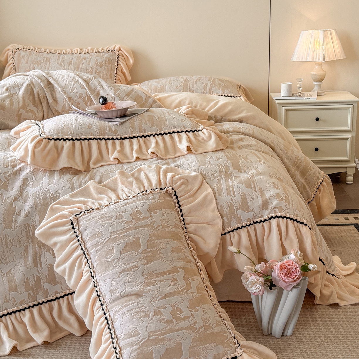 91家纺网 家纺一手货源 找家纺 民新家纺 2025新款牛奶绒烂花花边款四件套 马到成功 -浅米咖