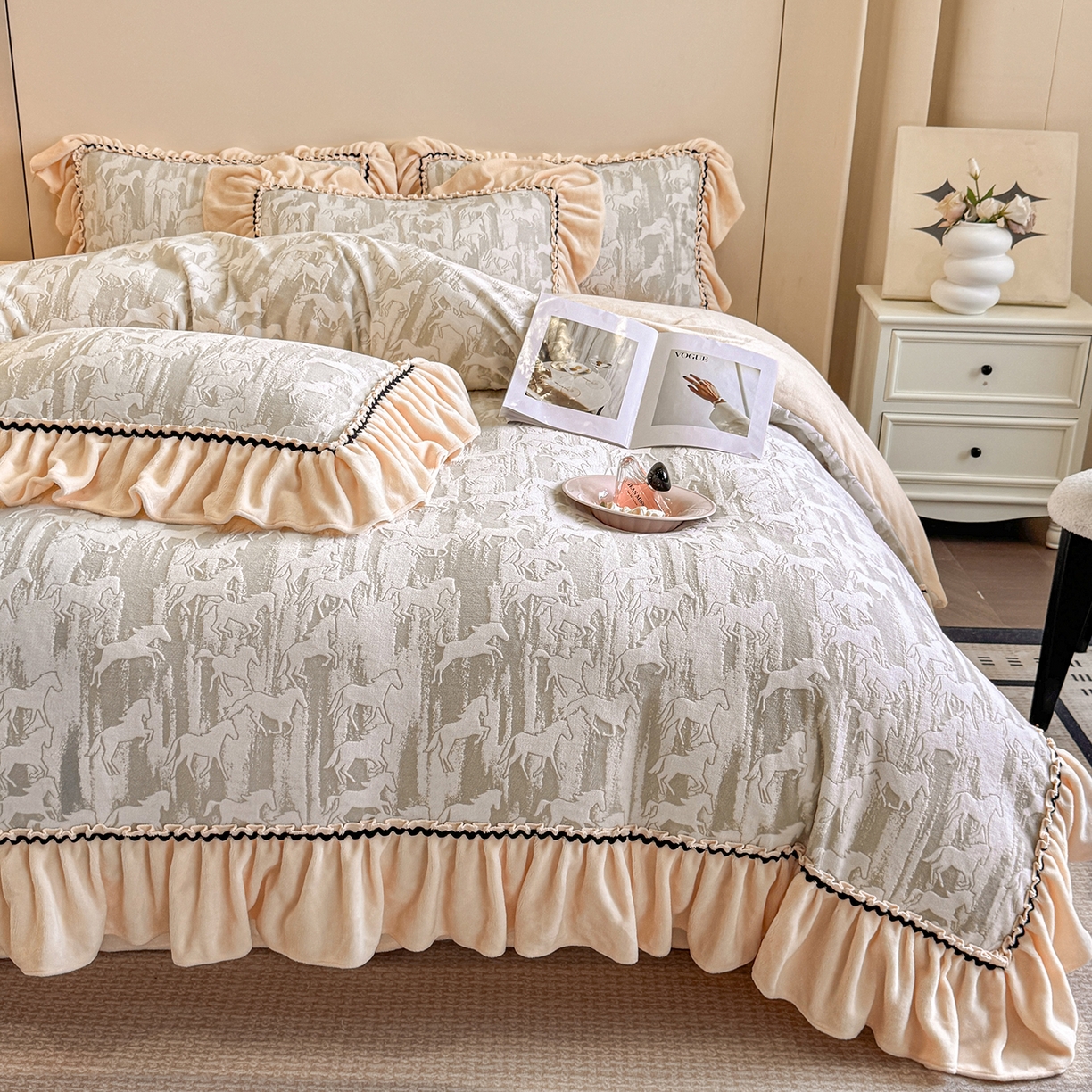 91家纺网 家纺一手货源 找家纺 民新家纺 2025新款牛奶绒烂花花边款四件套 马到成功-浅米灰