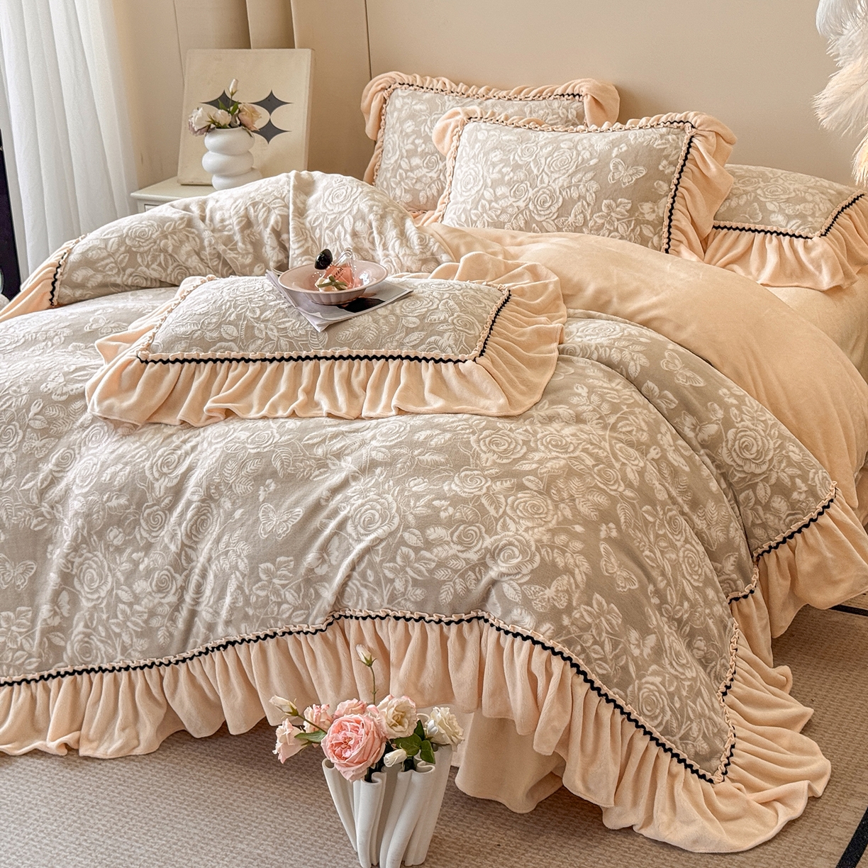 91家纺网 家纺一手货源 找家纺 民新家纺 2025新款牛奶绒烂花花边款四件套 蝶恋花-羊绒灰