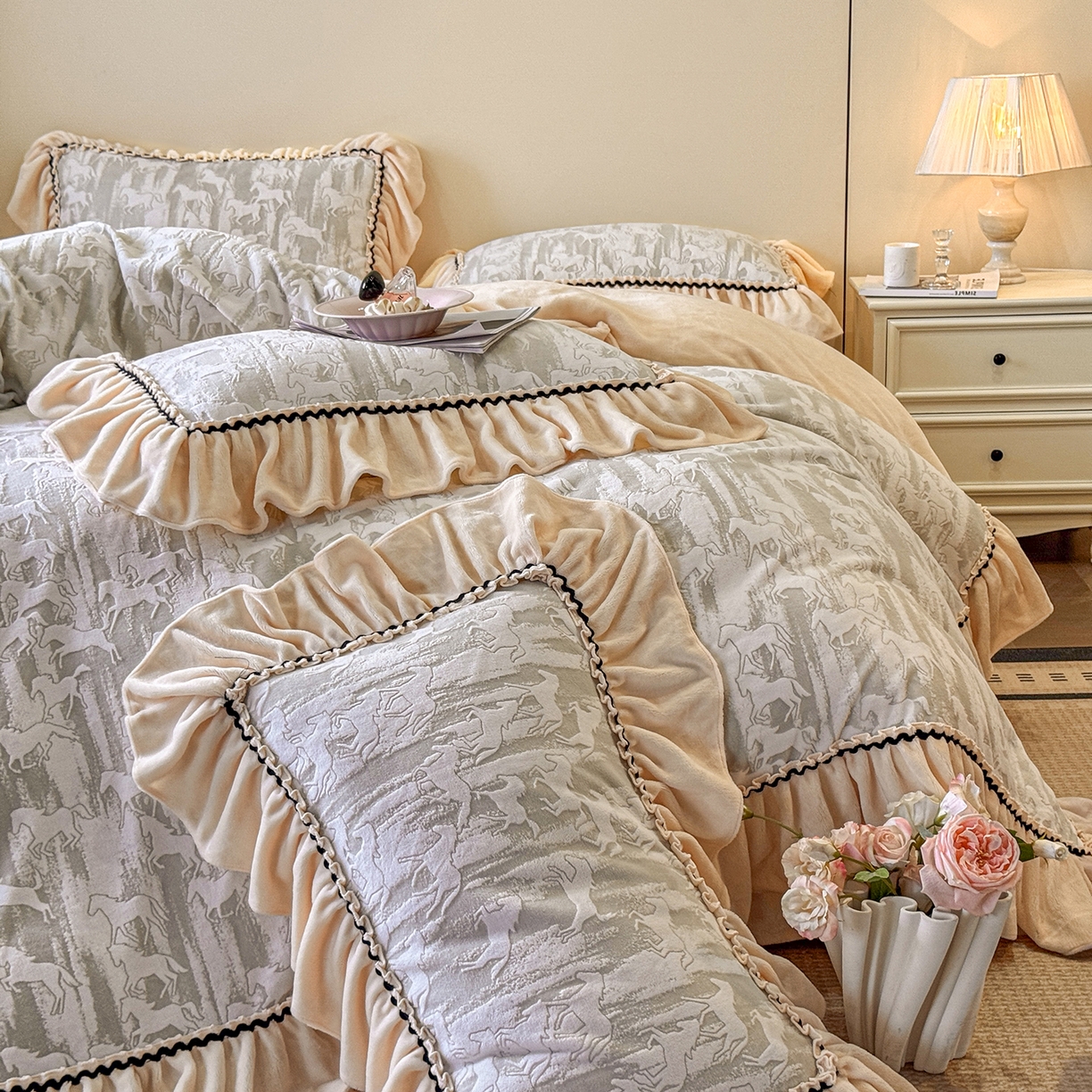 91家纺网 家纺一手货源 找家纺 民新家纺 2025新款牛奶绒烂花花边款四件套 马到成功-浅米灰