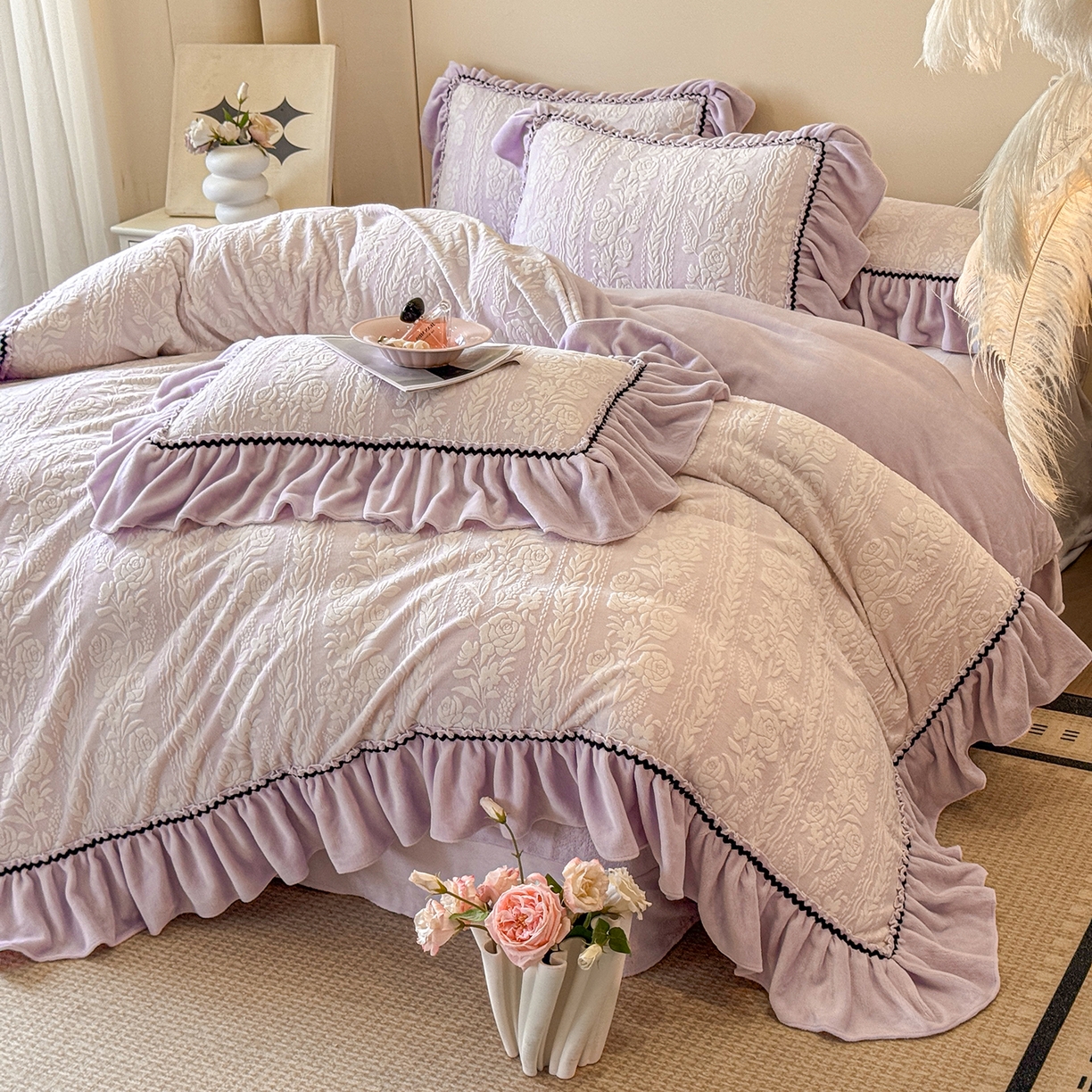 91家纺网 家纺一手货源 找家纺 民新家纺 2025新款牛奶绒烂花花边款四件套 臻爱花园-浅紫