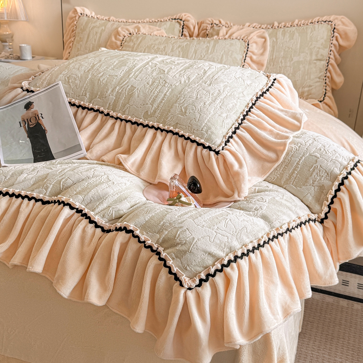 91家纺网 家纺一手货源 找家纺 民新家纺 2025新款牛奶绒烂花花边款四件套 马到成功 -浅米绿