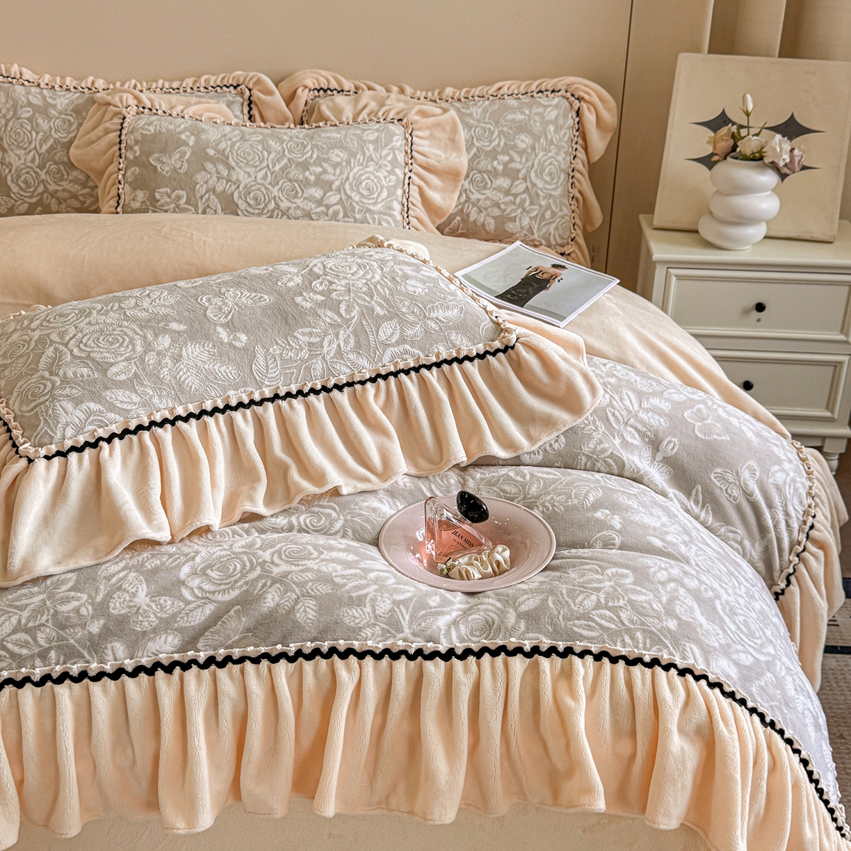 91家纺网 家纺一手货源 找家纺 民新家纺 2025新款牛奶绒烂花花边款四件套 蝶恋花-羊绒灰