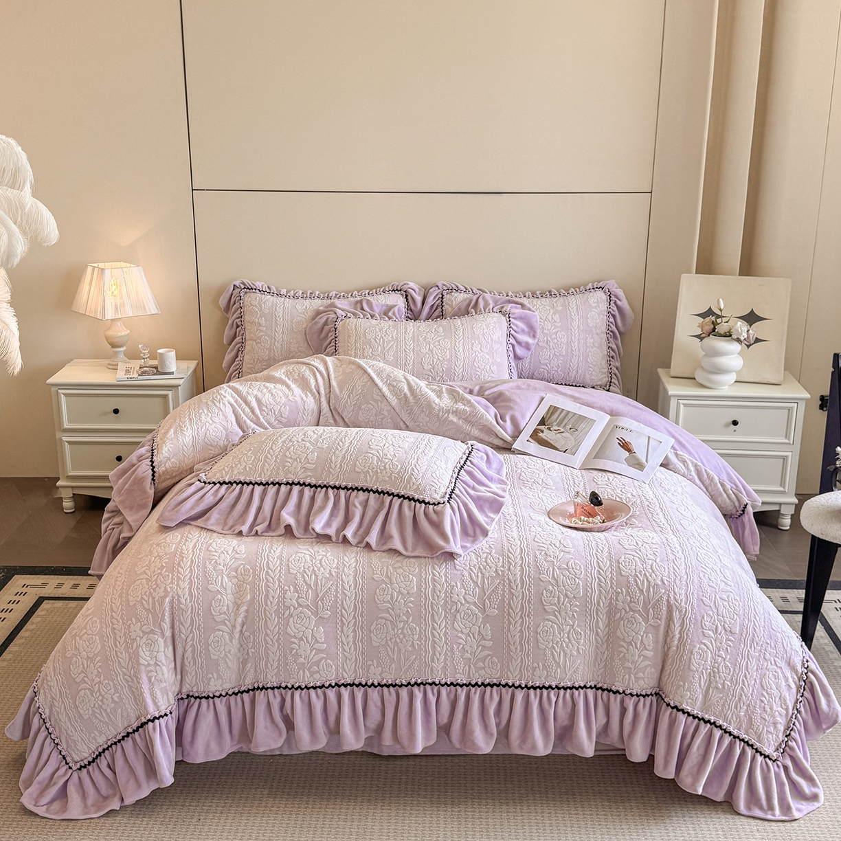 91家纺网 家纺一手货源 找家纺 民新家纺 2025新款牛奶绒烂花花边款四件套 臻爱花园-浅紫