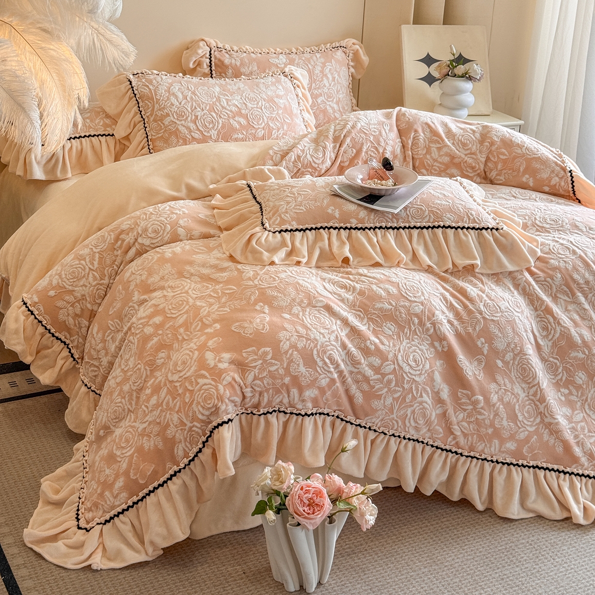 91家纺网 家纺一手货源 找家纺 民新家纺 2025新款牛奶绒烂花花边款四件套 蝶恋花 -暖粉