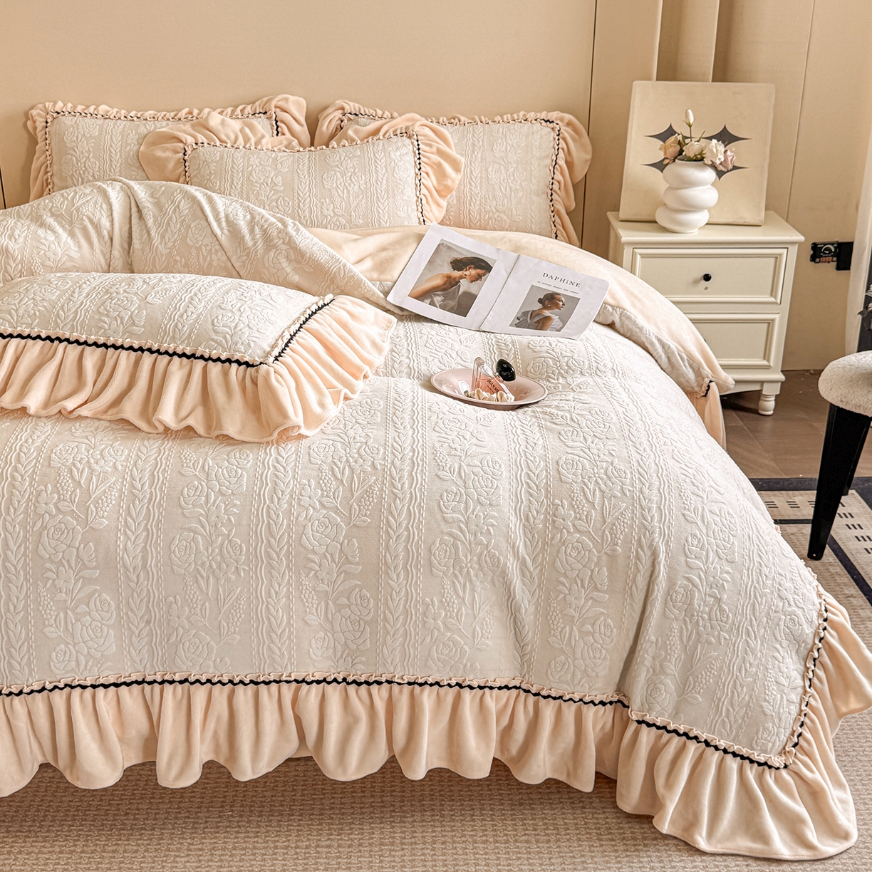 91家纺网 家纺一手货源 找家纺 民新家纺 2025新款牛奶绒烂花花边款四件套 臻爱花园 -米黄