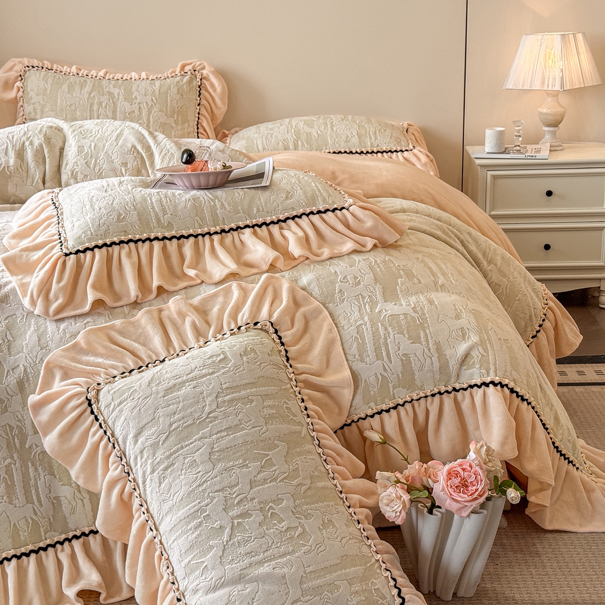 91家纺网 家纺一手货源 找家纺 民新家纺 2025新款牛奶绒烂花花边款四件套 马到成功 -浅米绿