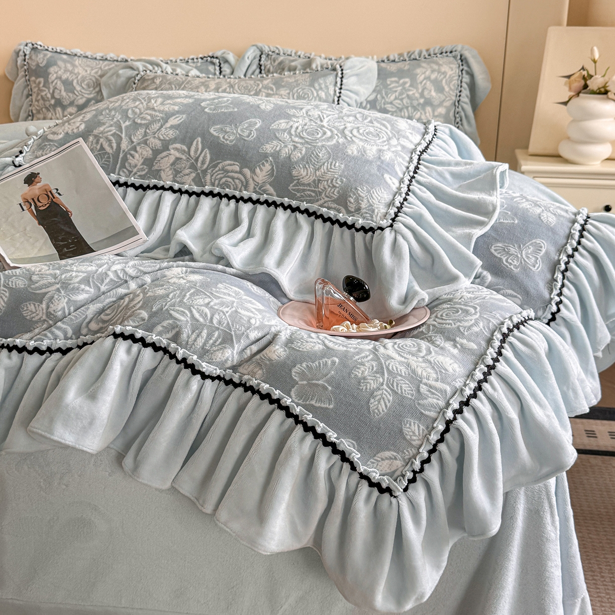 91家纺网 家纺一手货源 找家纺 民新家纺 2025新款牛奶绒烂花花边款四件套 蝶恋花-蓝