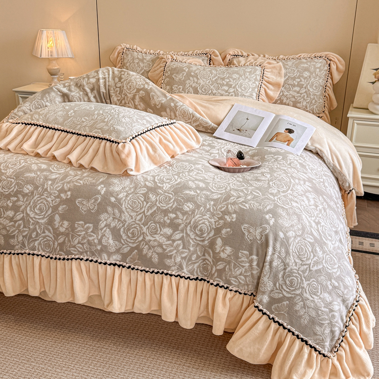 91家纺网 家纺一手货源 找家纺 民新家纺 2025新款牛奶绒烂花花边款四件套 蝶恋花-羊绒灰