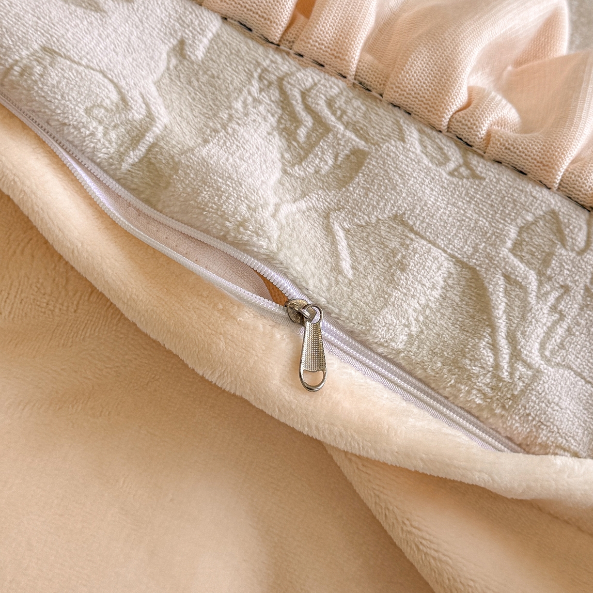 91家纺网 家纺一手货源 找家纺 民新家纺 2025新款牛奶绒烂花花边款四件套 马到成功 -浅米绿