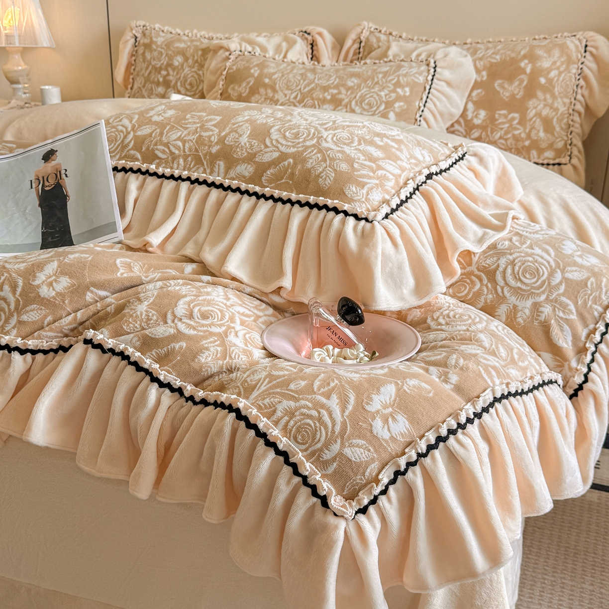 91家纺网 家纺一手货源 找家纺 民新家纺 2025新款牛奶绒烂花花边款四件套 蝶恋花-咖