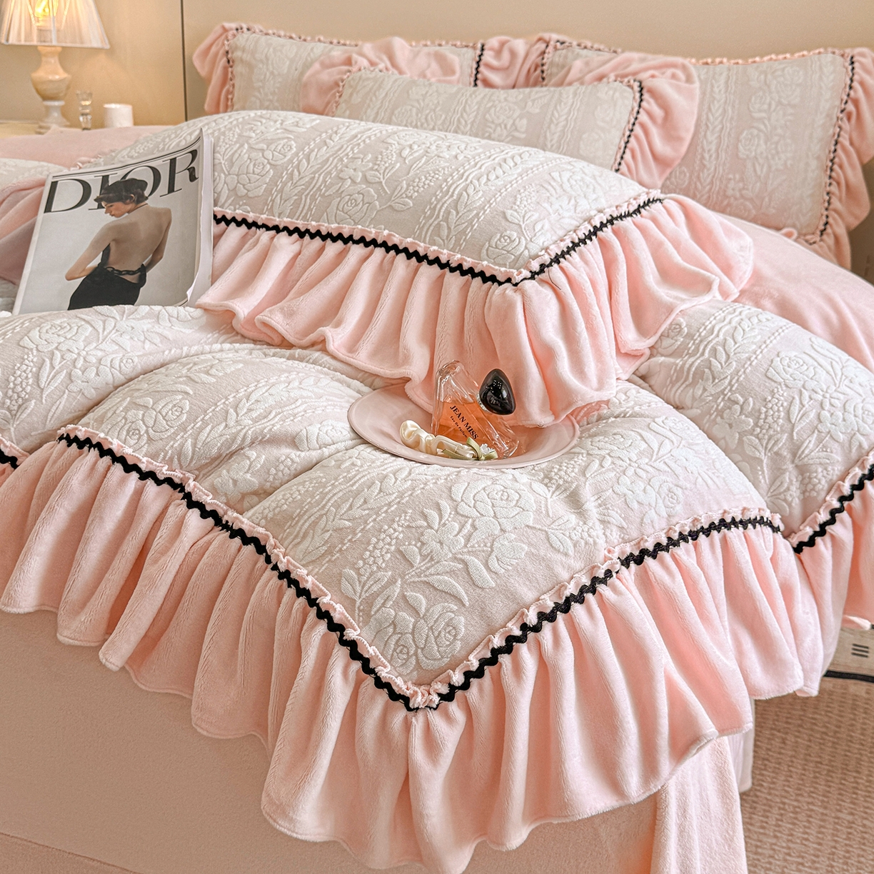 91家纺网 家纺一手货源 找家纺 民新家纺 2025新款牛奶绒烂花花边款四件套 臻爱花园 -浅粉