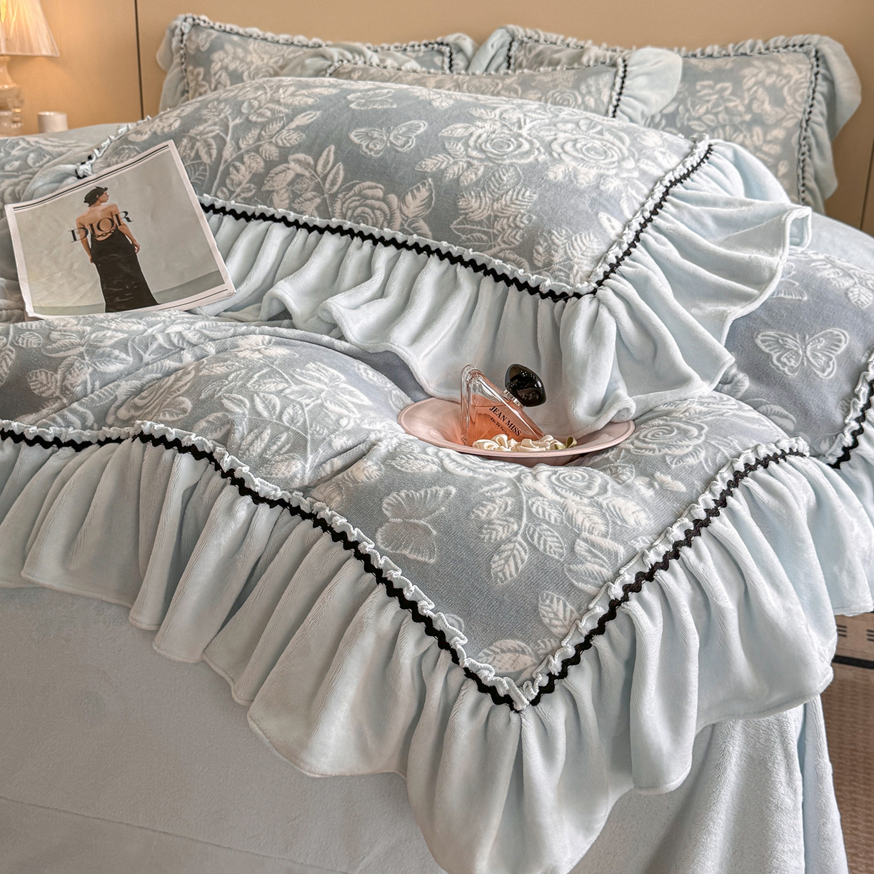 91家纺网 家纺一手货源 找家纺 民新家纺 2025新款牛奶绒烂花花边款四件套 蝶恋花-蓝