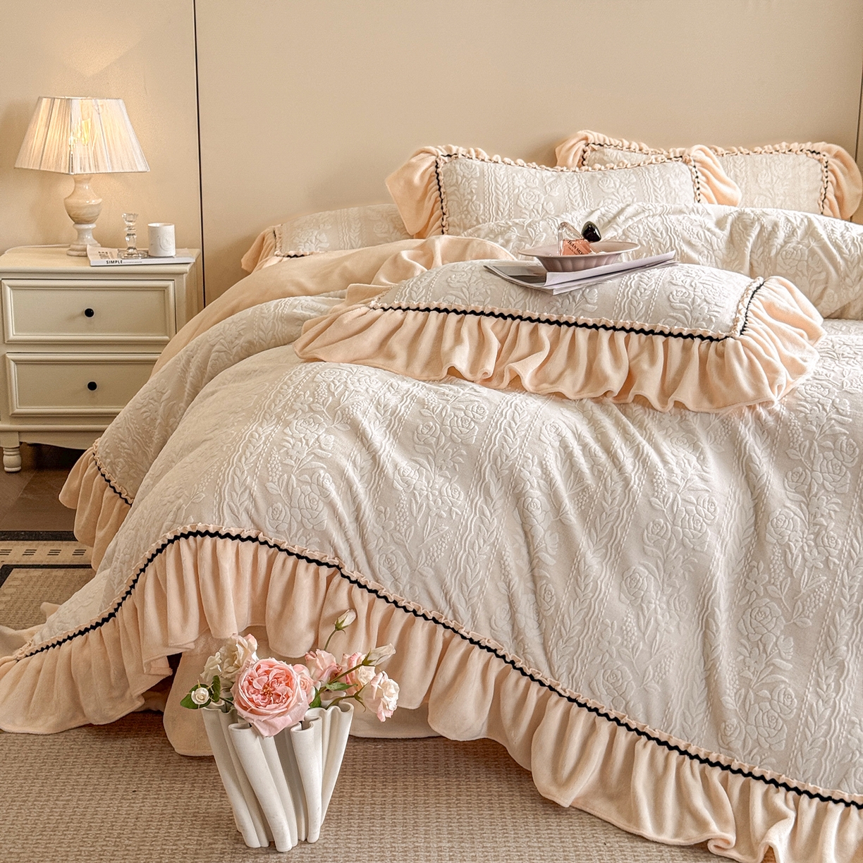 91家纺网 家纺一手货源 找家纺 民新家纺 2025新款牛奶绒烂花花边款四件套 臻爱花园 -米黄