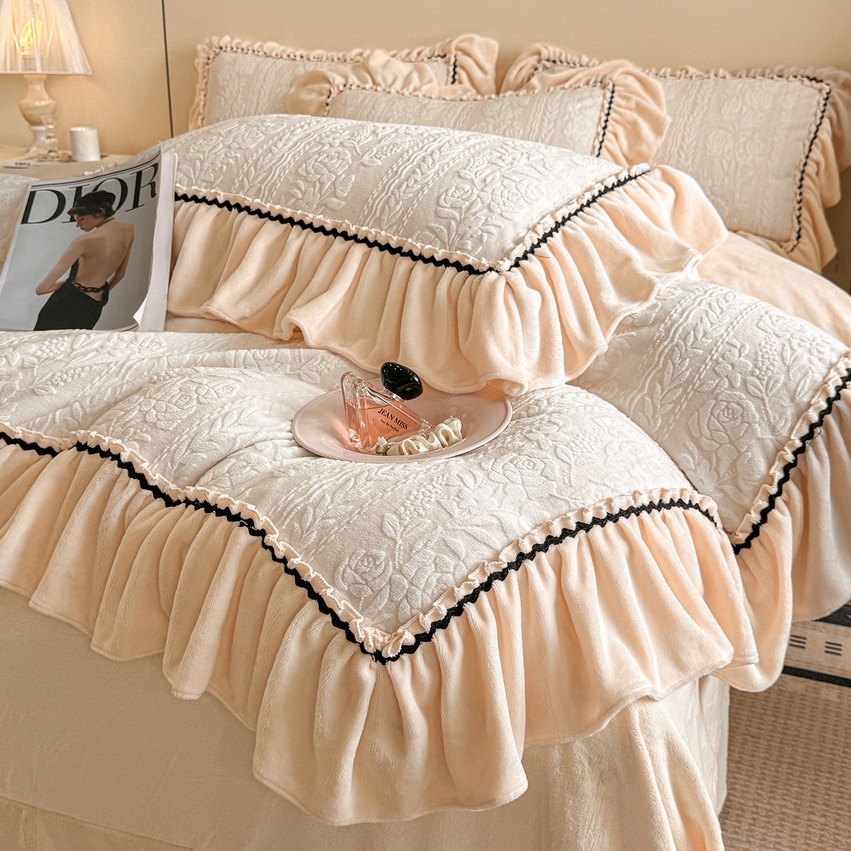 91家纺网 家纺一手货源 找家纺 民新家纺 2025新款牛奶绒烂花花边款四件套 臻爱花园 -米黄