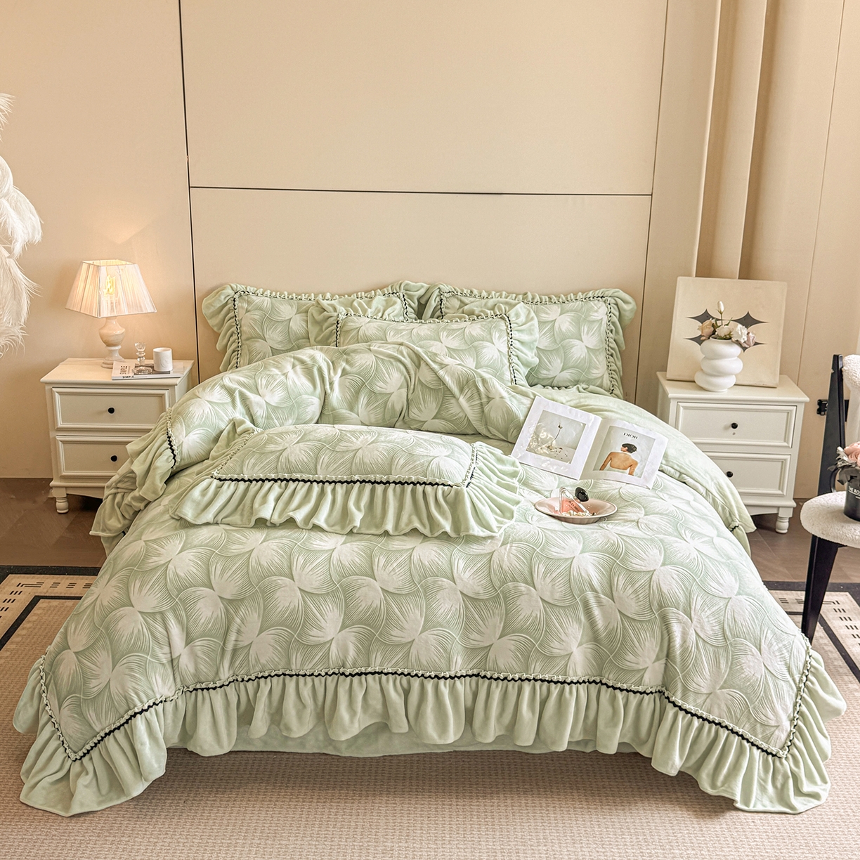 91家纺网 家纺一手货源 找家纺 民新家纺 2025新款牛奶绒烂花花边款四件套 叠影-浅绿