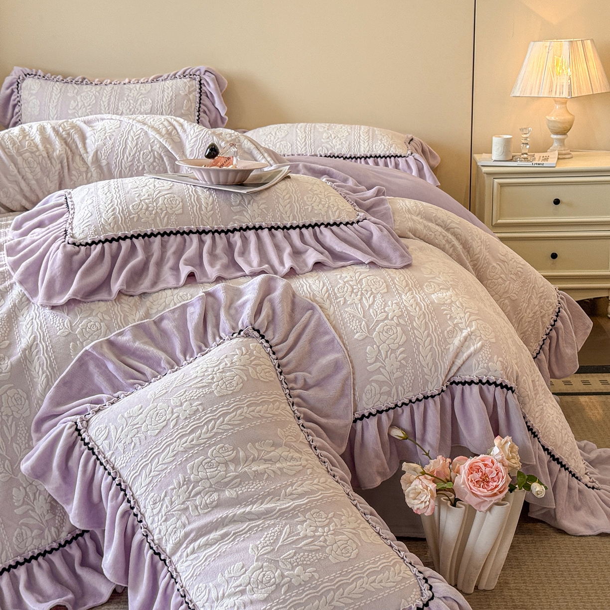 91家纺网 家纺一手货源 找家纺 民新家纺 2025新款牛奶绒烂花花边款四件套 臻爱花园-浅紫