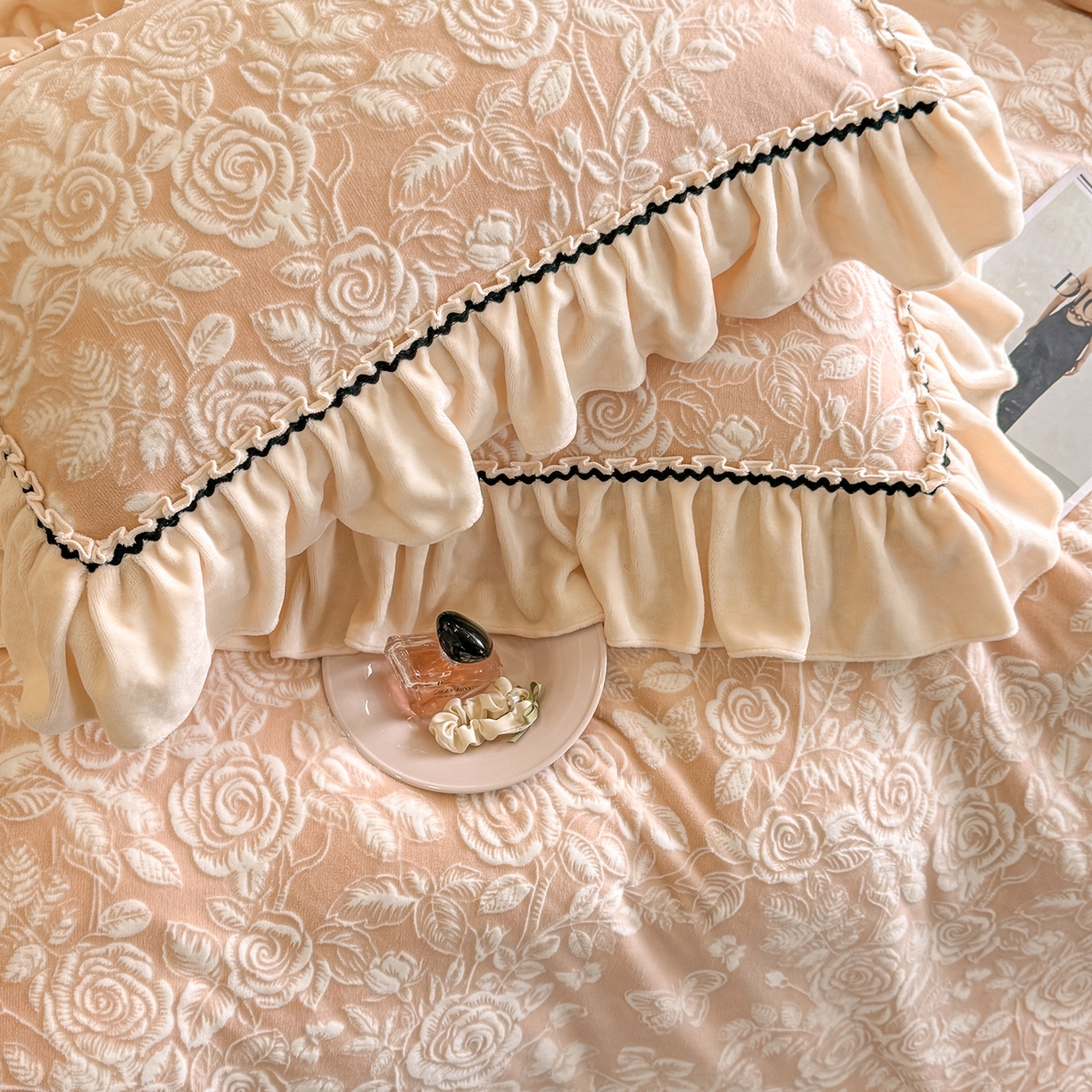 91家纺网 家纺一手货源 找家纺 民新家纺 2025新款牛奶绒烂花花边款四件套 蝶恋花 -暖粉