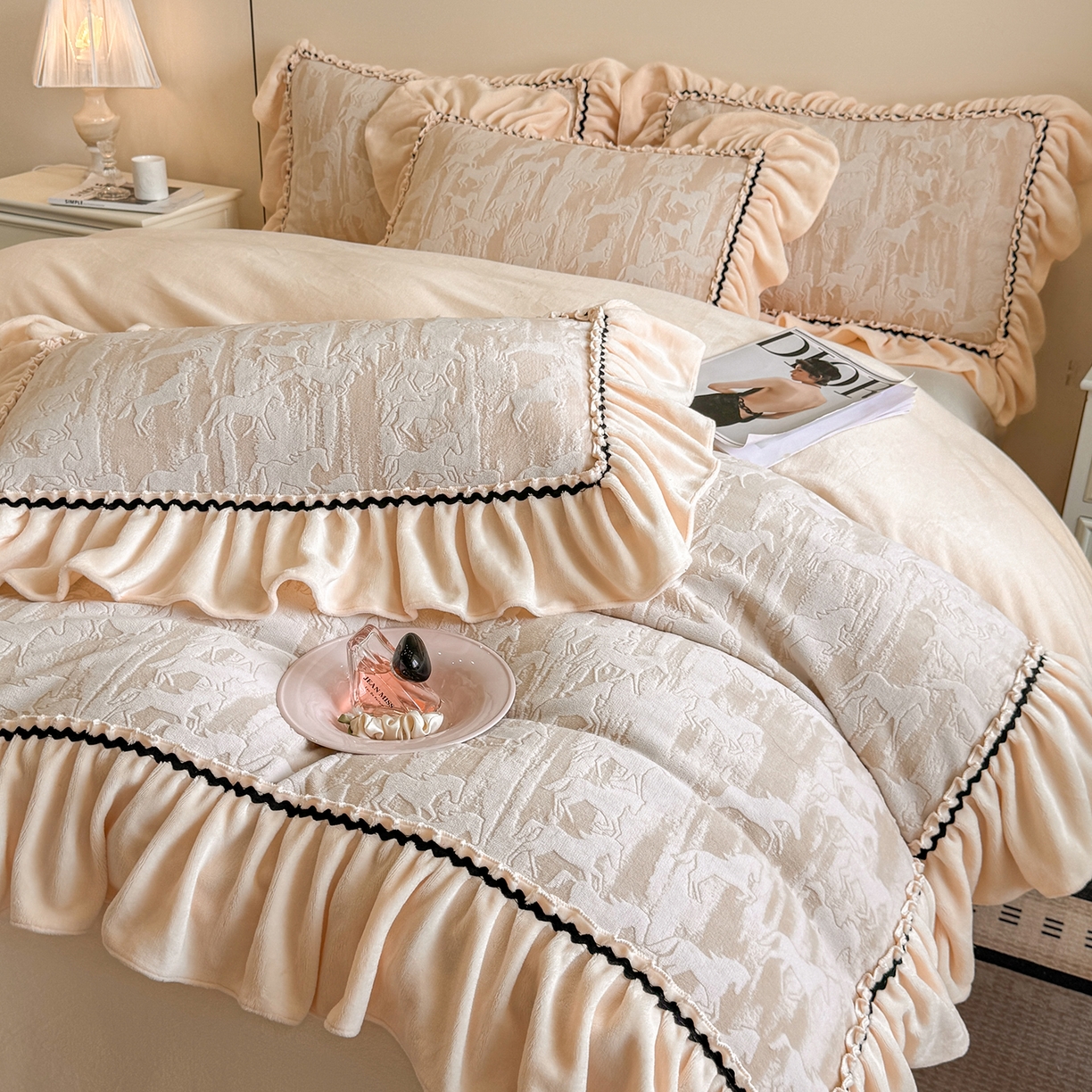 民新家纺 2025新款牛奶绒烂花花边款四件套 马到成功 -浅米咖