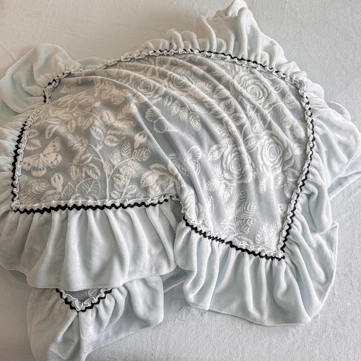 91家纺网 家纺一手货源 找家纺 民新家纺 2025新款牛奶绒烂花花边款四件套 蝶恋花-蓝